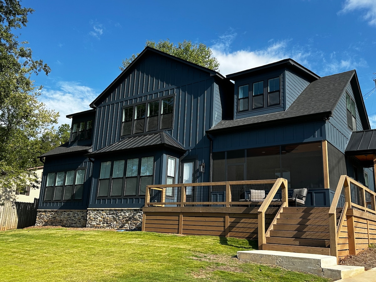 Down Yonder exterior, navy farmhouse on Lake Harding